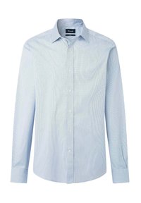 Camisa de botones azul claro con un patrón a rayas. Presenta un cuello clásico y mangas largas, fabricada con un tejido suave y de textura blanda.