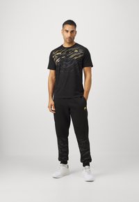 Venum UFC AUTHENTIC FIGHT NIGHT 4.0 REPLICA MENS - Camiseta estampada - black/gold