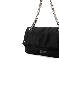 Borsa a tracolla in similpelle nera con catena argentata, texture morbida, chiusura con patta piegata e una placca con il logo sul fronte.