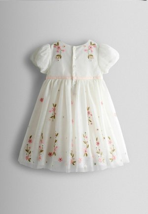 Balta suknelė su trumpomis pūstomis rankovėmis, sagomis priekyje ir rožinės bei žalios spalvų gėlių siuvinėjimu bei papuošimais ant plonos audinio.