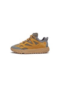 Zapatos de senderismo con parte superior de textil gris y acentos de ante amarillo. Cuentan con una suela de goma texturizada con un patrón en zigzag para mayor agarre.