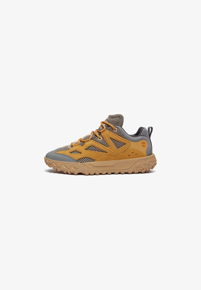 Wanderschuhe mit einem grauen Textil-Obermaterial und gelben Wildlederakzenten. Sie verfügen über eine strukturierte Gummisohle mit einem Zickzackmuster für besseren Grip.