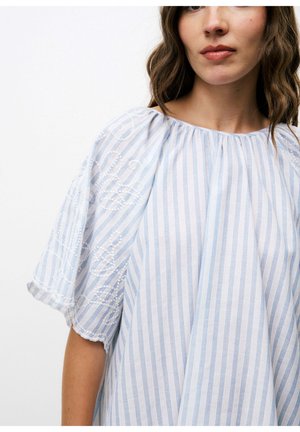 Blouse à rayures bleu clair et blanche avec des manches courtes brodées. Présente une coupe ample et un col rond. Fabriquée dans un tissu léger.