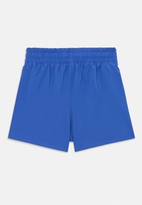 Pantaloni corti blu con vita elastica, realizzati in tessuto leggero e liscio, con una vestibilità ampia e aperture laterali per facilitare il movimento.