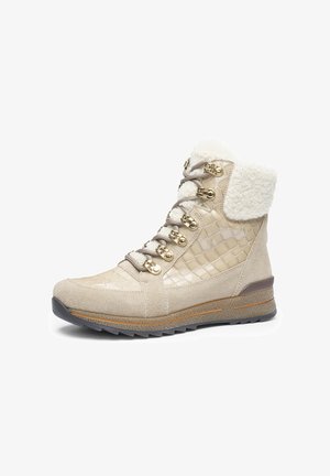 Botte d'hiver beige avec motif matelassé, œillets dorés, lacets gris, semelle en caoutchouc et doublure en polaire blanche repliée sur la cheville.