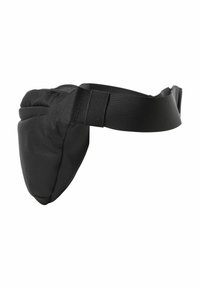 Sort talje pouch lavet af blødt stof, der har en buet form og justerbar rem for sikker pasform. Enkel design uden synligt hardware.