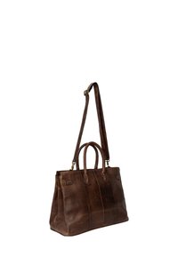 Brązowa skórzana torebka z podwójnymi uchwytami i regulowanym paskiem na ramię, przedstawiona na białym tle.