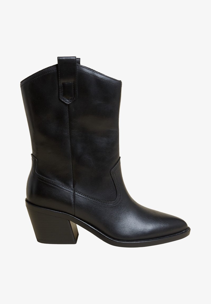 Czarny skórzany kowbojski but w stylu western z ostro zakończonym noskiem, krótką cholewką i blokowym obcasem. Posiada przeszycia oraz pętelkę na górze.