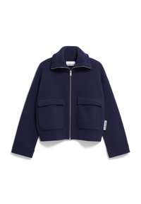 Chaqueta corta azul marino de tejido suave con cremallera frontal, cuello alto y dos grandes bolsillos frontales. Presenta puños acanalados y una etiqueta de logo sutil.