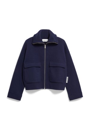Marine-blaues, cropped Jacket aus weichem Stoff mit einem Reißverschluss vorne, hohem Kragen und zwei großen Fronttaschen. Mit gerippten Bündchen und einem dezenten Logo-Tag.