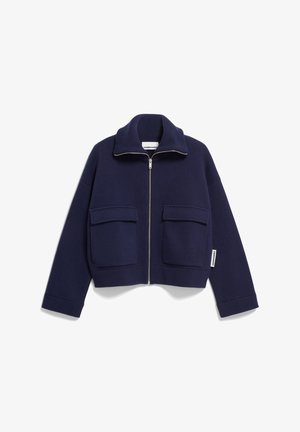 Marine-blaues, cropped Jacket aus weichem Stoff mit einem Reißverschluss vorne, hohem Kragen und zwei großen Fronttaschen. Mit gerippten Bündchen und einem dezenten Logo-Tag.