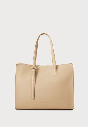 Beige leren tote bag met een gladde textuur, rechthoekige vorm, lange hengsels en een subtiele logo aan de onderkant. Minimalistisch ontwerp.