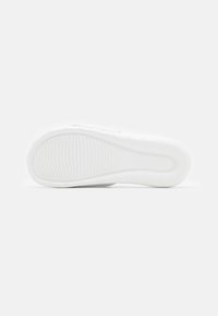 Nike Sportswear VICTORI ONE SLIDE - Mulas - summit white/metallic gold/chile red