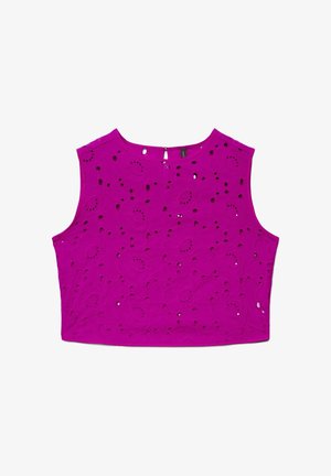Crop top magenta sans manches avec broderie florale en œillet et petite ouverture en forme de trou de serrure fermée par un bouton au dos du col.