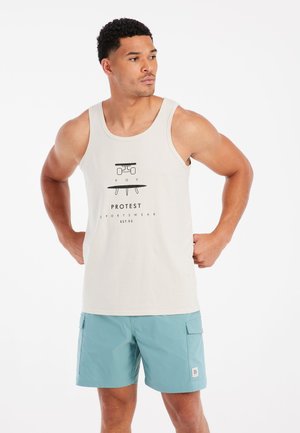 Canotta beige chiaro con stampa grafica, abbinata a pantaloni da bagno turchesi con tasche cargo e un'etichetta con logo sulla gamba.