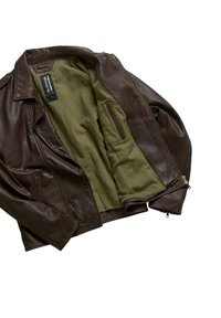 Bruine leren motorjack met een groene stoffen voering, voorzien van ritsen, drukknopen en een binnenzak. Klassiek ontwerp met stevige constructie.