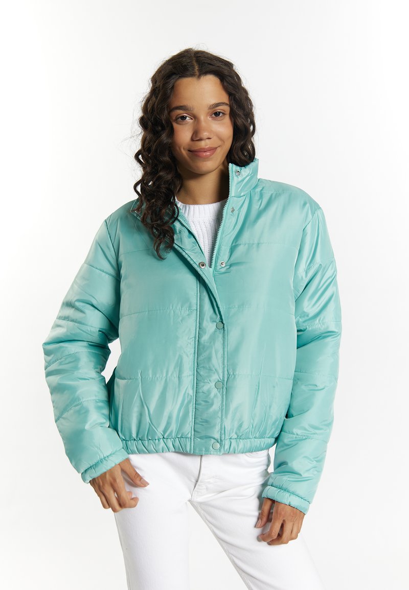 Giubbotto puffer in teal chiaro con chiusura a zip e bottoni, polsini a coste e design leggermente cropped. Materiale liscio e lucido con sezioni cucite.