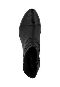 Bota de cuero negra hasta el tobillo con puntera brillante y cremallera lateral, vista desde arriba.