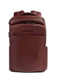 Sac à dos en cuir marron au design structuré, avec une poche avant zippée et une pochette latérale. Texture lisse et logo embossé sur le devant.
