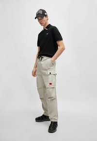 HUGO DALOMINO - Polo - black one
