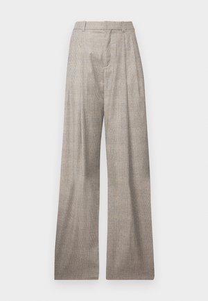Pantalones de pierna ancha en gris claro, con un sutil patrón de pata de gallo, pliegues, pasadores para cinturón y una textura suave.