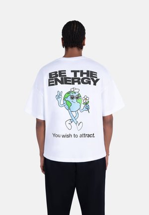BE THE ENERGY UNISEX - T-shirts med print - white