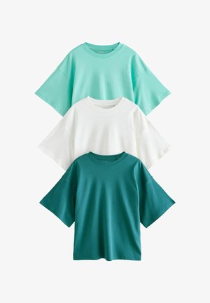 Tri kratkoslavna majica posložene: jedna svijetla tirkizna, jedna bijela i jedna tamna tirkizna. Napravljene od mekanog pamuka, s opuštenim krojem i okruglim izrezom.
