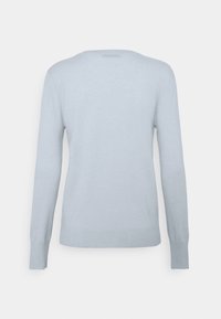 Suéter azul claro con mangas largas, cuello redondo y textura suave. Presenta puños y dobladillo acanalados. Diseño simple y minimalista.