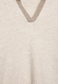 V-Ausschnitt Pullover in hellbeigem Strick mit einem braunen, gerippten Kragen. Weiche Textur mit einem dezenten melierten Muster.
