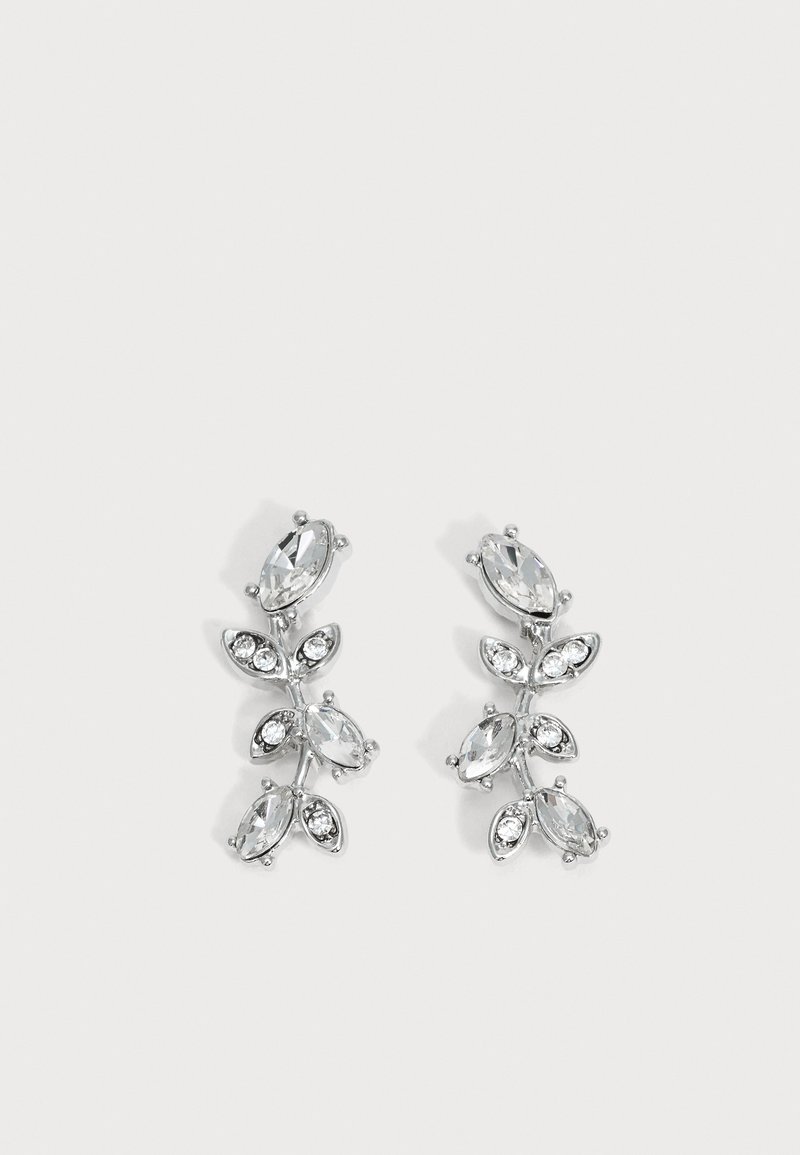 Boucles d'oreilles ton argent avec cristaux marquise et ronds clairs disposés en motif de vigne florale sur fond blanc.