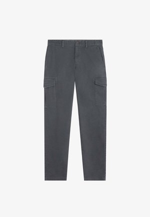 Pantalones cargo grises de algodón resistente, con dos grandes bolsillos laterales, cierre de botón y un diseño de pierna recta.
