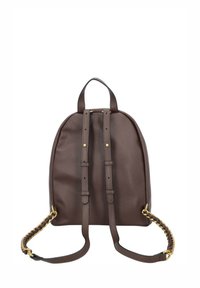 Zaino in pelle marrone dalla forma arrotondata, con due spallacci regolabili, una maniglia superiore e dettagli in metallo color oro.