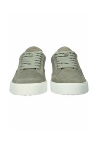 Par de zapatillas bajas de ante verde con suelas blancas gruesas y cordones verdes a juego, vistas desde el frente.