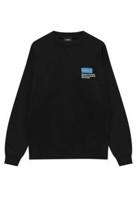 Czarna bluza z długimi rękawami, z prążkowanymi mankietami oraz małym, niebiesko-białym nadrukiem na klatce piersiowej, zawierającym tekst i prostokątny wzór.