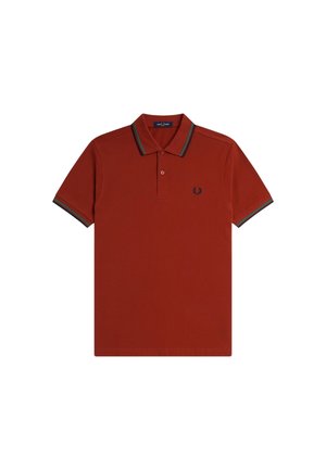 Polo shirt couleur rouille avec un col classique, des manches courtes et des accents rayés contrastants sur le col et les manches. Petit logo sur la poitrine.