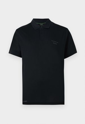 Μαύρο κοντομάνικο πόλο μπλουζάκι με γιακά, καλυμμένο κράτημα κουμπιών και μικρό μαύρο λογότυπο «Porsche BOSS» στο αριστερό στήθος.