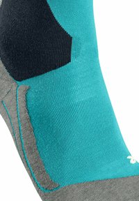 Turkusowe i szare skarpetki z prążkowaną teksturą, z wzmocnioną czarną piętą i bezszwowym palcem dla wygody i trwałości.