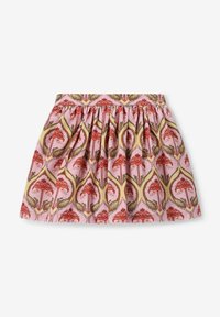 Jupe rose évasée avec un motif répétitif de fleurs rouges et de feuilles vertes sur un tissu léger, présentée sur un fond blanc.