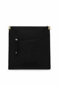 Borsa a pochette in pelle nera con texture, caratterizzata da una tasca frontale con zip, dettagli in metallo dorato e forma rettangolare.