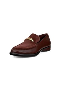 Mocassins en cuir marron avec tige en suede, bout rond et ornement doré sur le devant. Semelle extérieure noire.