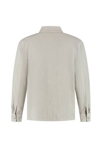 Lichtbeige langemouwen shirt met een gestreept patroon, klassieke kraag, met knopen sluiten van de manchetten en een relaxte pasvorm. Zachte textuur en eenvoudig ontwerp.