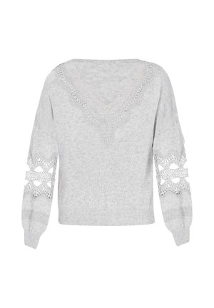 Grå strikket sweater med V-udskæring og lange ærmer, prydet med blondeudskæringer ved skuldrene og dekorative kanter ved kanten.