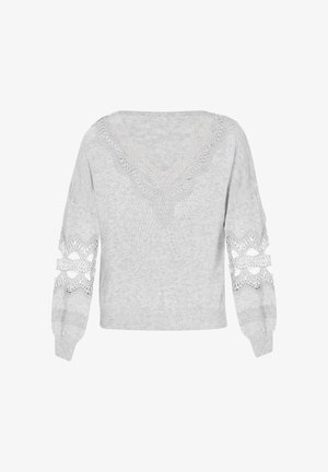 Šedý pletený svetr s výstřihem do V a dlouhými rukávy, s krajkovými výřezy na ramenech a dekorativními okraji na lemu.