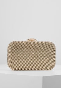 Clutch rettangolare color oro con superficie testurizzata ricoperta da piccoli strass riflettenti; presenta una chiusura a scatto superiore.