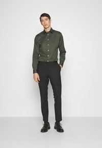 Selected Homme SLHSLIMETHAN SHIRT CLASSIC - Ing - forest  detail w black