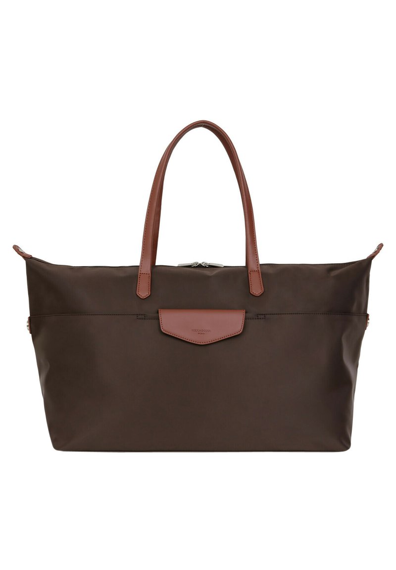 Borsa tote in nylon marrone con manici e dettagli in pelle marrone. Presenta una chiusura a zip e una tasca piatta con una patta in pelle.