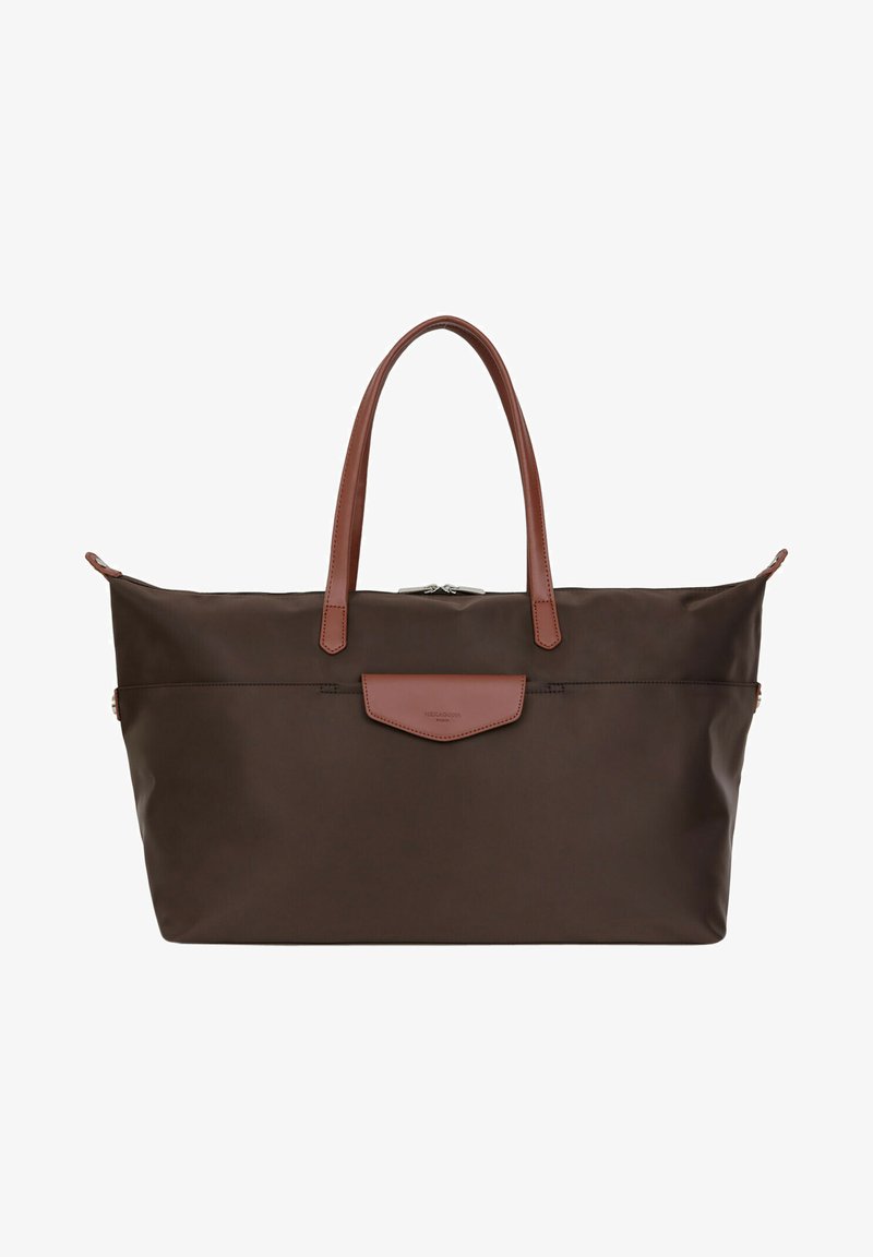 Sac fourre-tout en nylon marron avec des poignées et des accents en cuir marron. Il dispose d'une fermeture éclair et d'une poche plate avec un rabat en cuir.