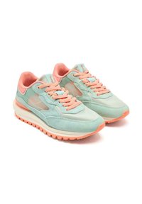 Jasnoniebieskie sneakersy z koralowymi akcentami, wykonane z zamszu i siateczki, o okrągłym nosku, grubej podeszwie i teksturowanych sznurowadłach.