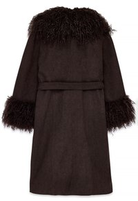 Ruda striukė su tekstūruotais, garbanojais kailiniais apykakle ir rankogaliais. Yra diržo juosmuo ir lygus išorinis audinys. A formos dizainas, iki vidurio blauzdų.