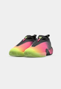 Scarpe sportive con un design a gradiente dal rosa al verde, dettagli neri, chiusura con zip e suola in gomma testurizzata per la trazione.